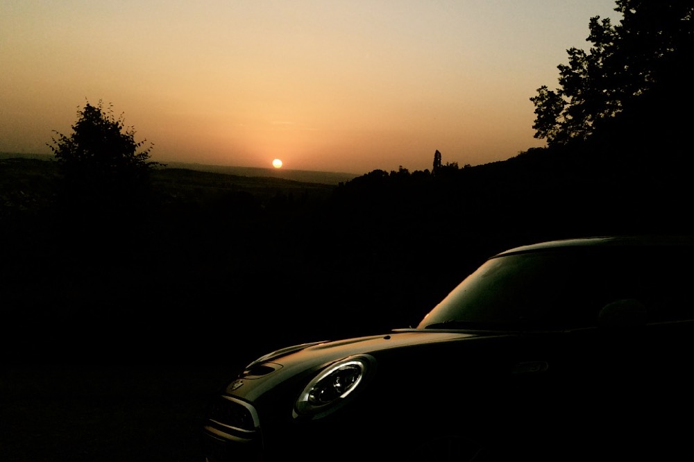 Mini Cooper S im Sonnenuntergang während der Test-Fahrt