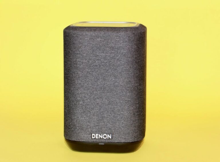 Denon Home 150 im Test Im Test: Denon Home 150 vor gelbem Hintergrund