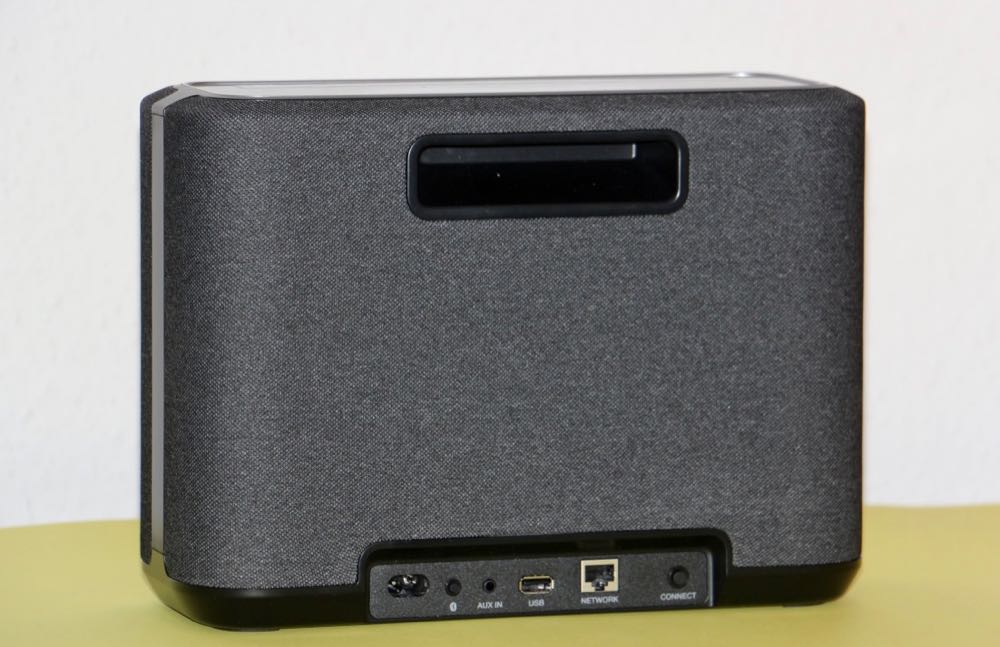 WLAN- und Bluetooth-Lautsprecher imTest: Denon Home 250 von hinten mit seinen vielen Anschlussmöglichkeiten.