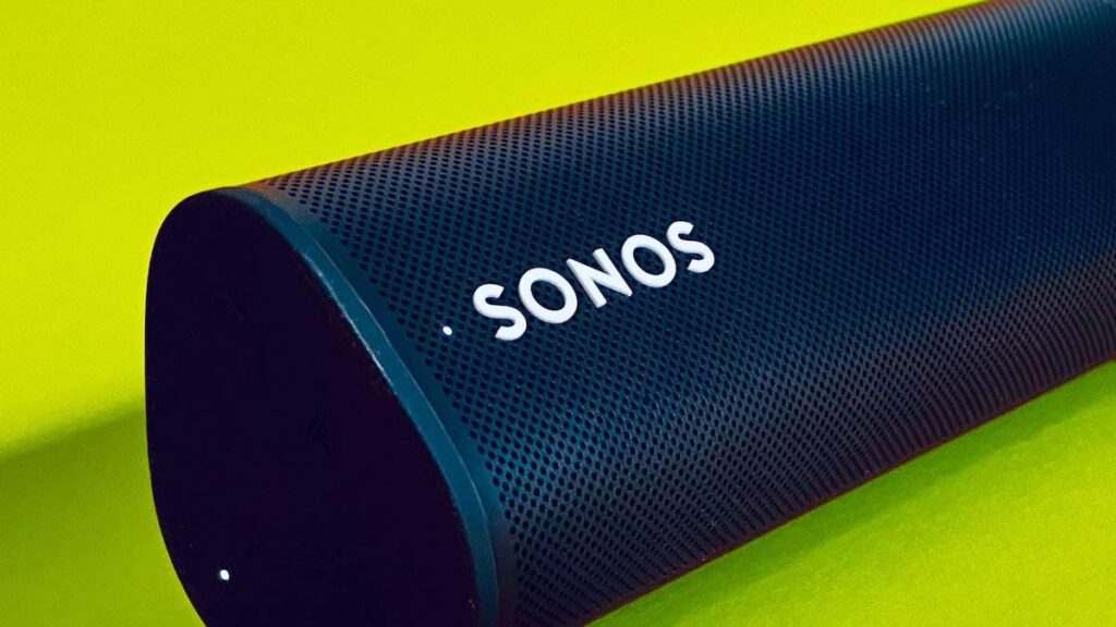 Sonos Roam, Lautsprecher mit Bluetooth und WLAN, vor grünem Hintergrund während des Tests bei STEREO GUIDE