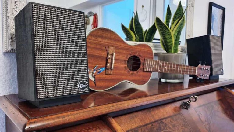 Klipsch ProMedia Heritage 2.1 im Test Klipsch ProMedia Heritage 2.1 auf einem Sideboard im Test bei STEREO GUIDE