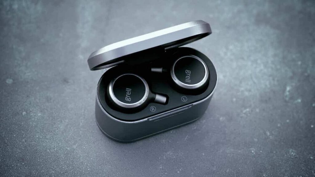 Test: Grell Audio TWS/1 in seinem Ladecase im Test bei STEREO GUIDE