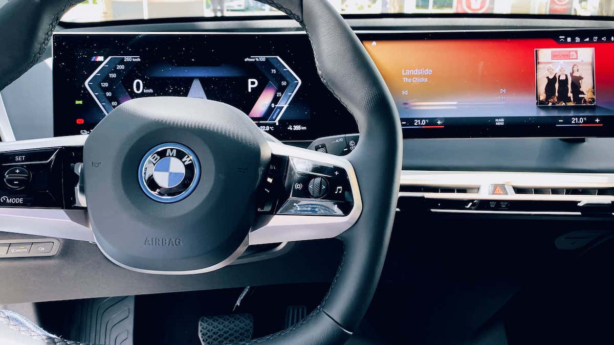 Curved Touch Display of the BMW iX