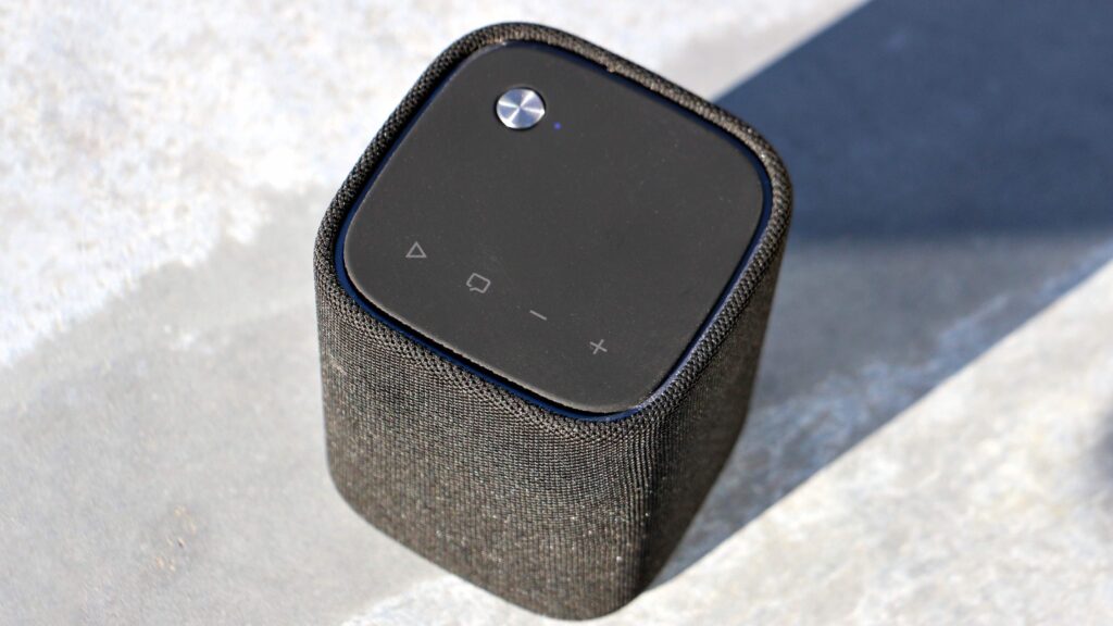 Test: Yamaha WS-B1A ist einer der schicksten Mini-Bluetooth-Lautsprecher, die wir kennen. Doch wie klingt der B&O-Rivale? (Foto: Stefan Schickedanz)