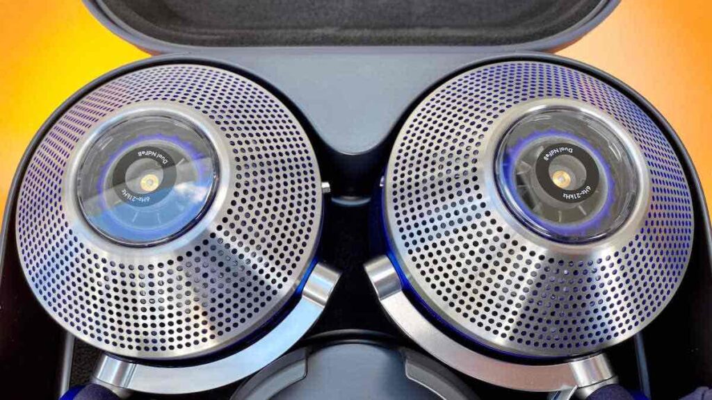 Dyson Zone Test: Hardcase mit Kopfhörer close-up