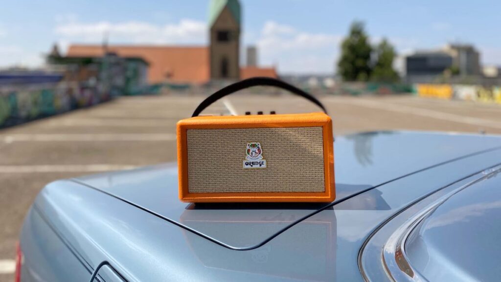 Orange Box: Test des mobilen Bluetooth-Lautsprechers mit Akku. Bild 3 der Box auf einem Oldtimer. (Foto: Stefan Schickedanz)