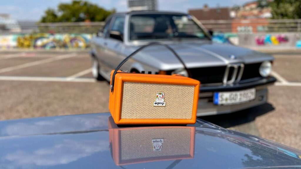 Orange Box: Test des mobilen Bluetooth-Lautsprechers mit Akku. Bild 1 mit zwei Oldtimern. (Foto: Stefan Schickedanz)