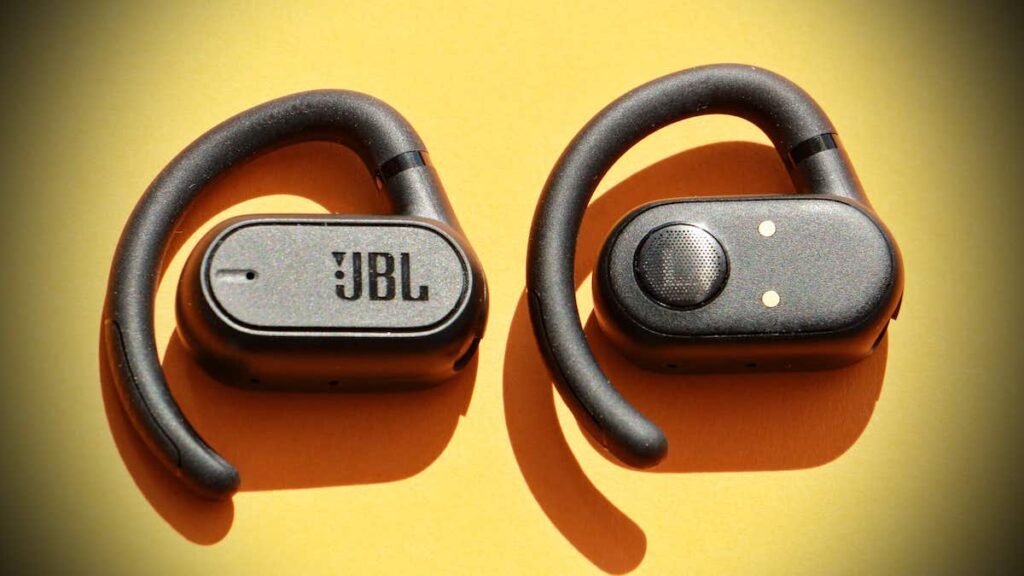 Open-Ear-Hörer JBL Soundgear Sense im Test – die Hörer von hinten und vorne (Foto: Stefan Schickedanz)