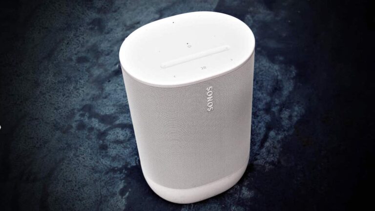 Sonos Move 2 im Test Sonos Move 2 im Test – schräge Frontansicht des WLAN/Bluetooth-Lautsprechers. (Foto: Stefan Schickedanz)