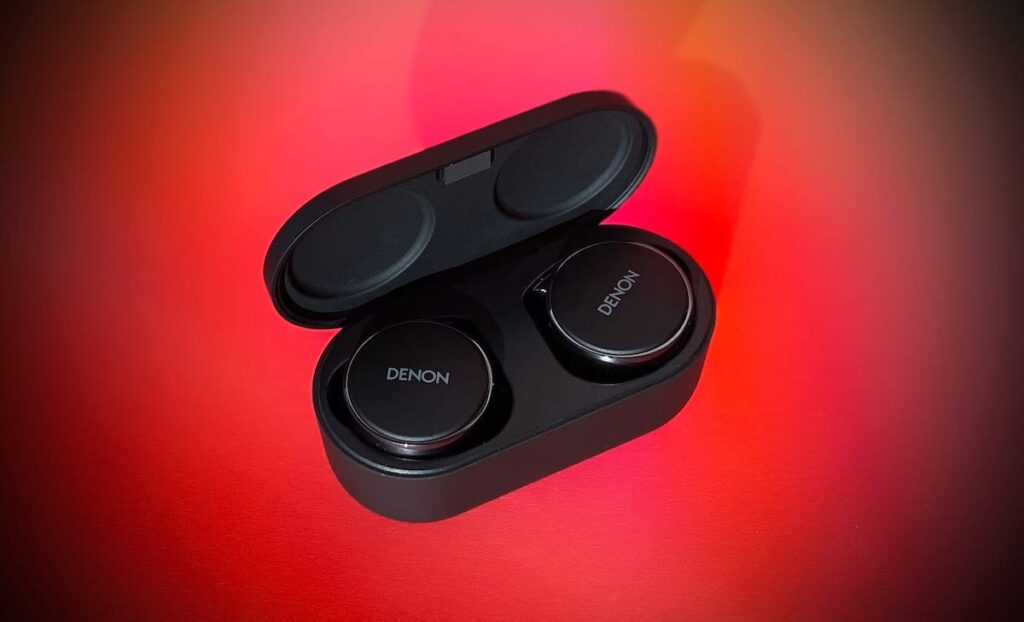 Denon PerL Pro im Test – Bluetooth-In-Ears in ihrem Ladecase. (Foto: Stefan Schickedanz)