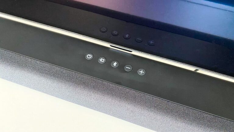 Test: Amazon Fire TV Soundbar mit HDMI-ARC und Bluetooth Amazon Fire TV Soundbar 2.0 im Test vor einem Flatscreen