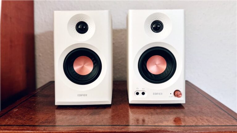 Edifier MR3 Studio-Monitore im Test Edifiert MR3 Studio Monitor im Test – Boxenpaar auf Schrank