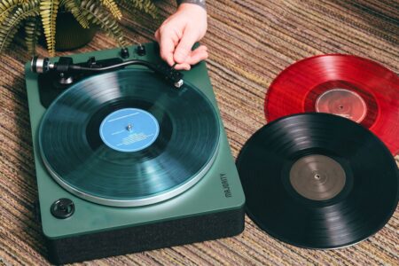 Majority Stylo und Folio: Farbenfrohe Bluetooth-Plattenspieler für Vinyl-Einsteiger Majority Folio, British Racing Green
