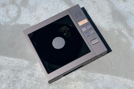 Cayin CP6 im Test: High-End-DAC trifft mobilen CD-Player Cayin CP6 im Test: CD-Player von schräg oben