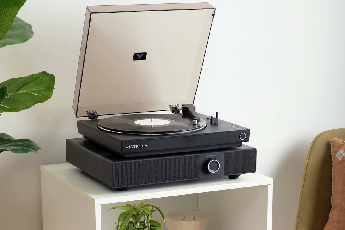 Das Victrola Soundstage auf einem Rack