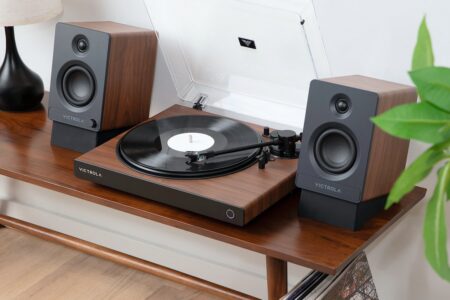 Neuer Wave-Plattenspieler und Soundstage-Lautsprecher setzen auf Auracast und kabellose HiFi-Flexibilität Der Victrola Waveauf einem Sideboard mit Bluetooth-Speaker TEMP