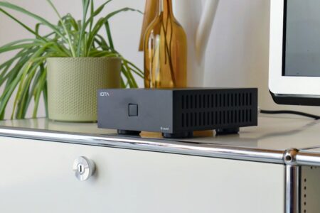 IOTAVX B:ound: Kompakte Class-B-Endstufe mit bis zu 200 Watt IOTAVX B:ound von schräg vorn auf einem Sideboard