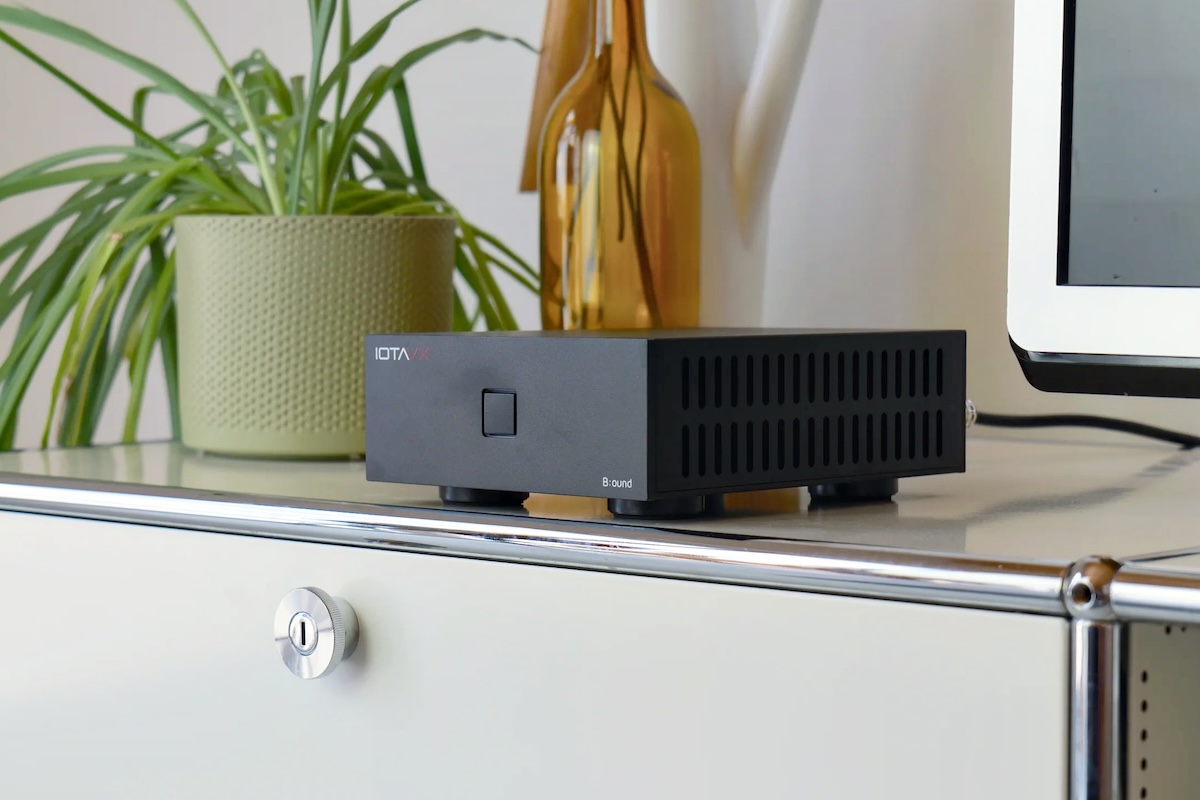 IOTAVX B:ound: Kompakte Class-B-Endstufe mit bis zu 200 Watt IOTAVX B:ound von schräg vorn auf einem Sideboard