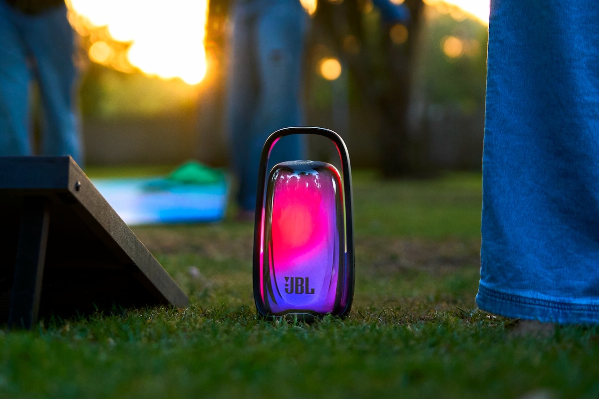 JBL Pulse 6 mit farbiger 360-Grad-Lichtshow und beleuchtetem Tragegriff