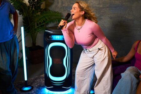 JBL PartyBox Ultimate 2: 1.500 Watt, Touchscreen und KI-Karaoke JBL PartyBox Ultimate 2 mit beleuchteter Front und Touchscreen
