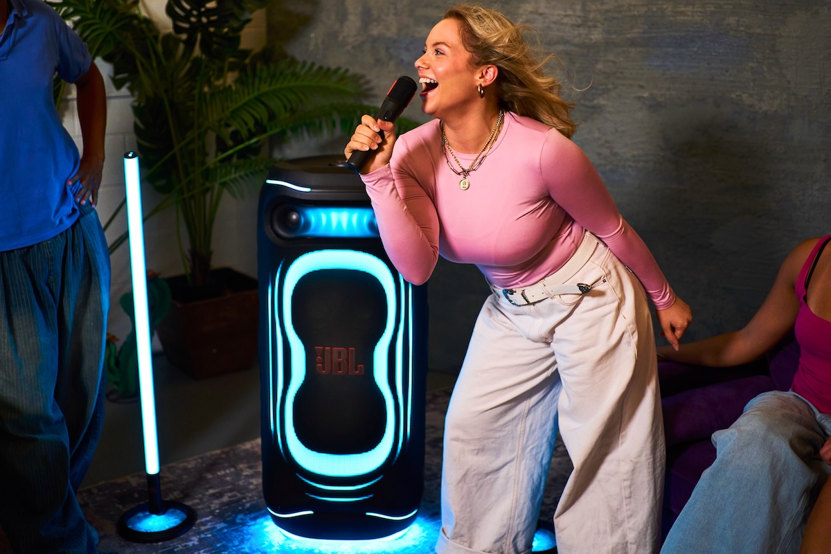 JBL PartyBox Ultimate 2: 1.500 Watt, Touchscreen und KI-Karaoke JBL PartyBox Ultimate 2 mit beleuchteter Front und Touchscreen