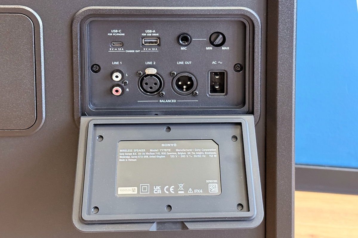 Sony ULT Tower 7 Test – Anschlussfeld unter der Klappe