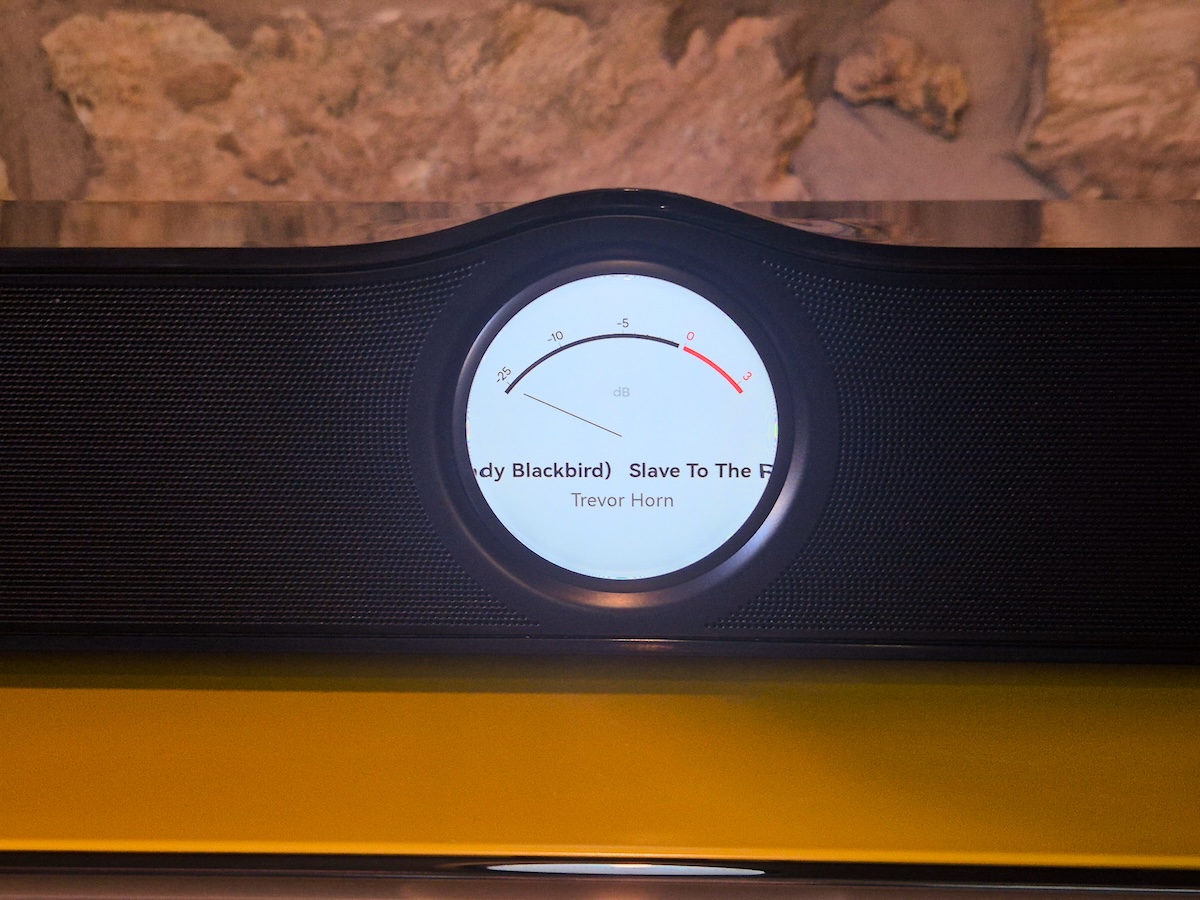 Display des WiiM Bar mit VU-Meter